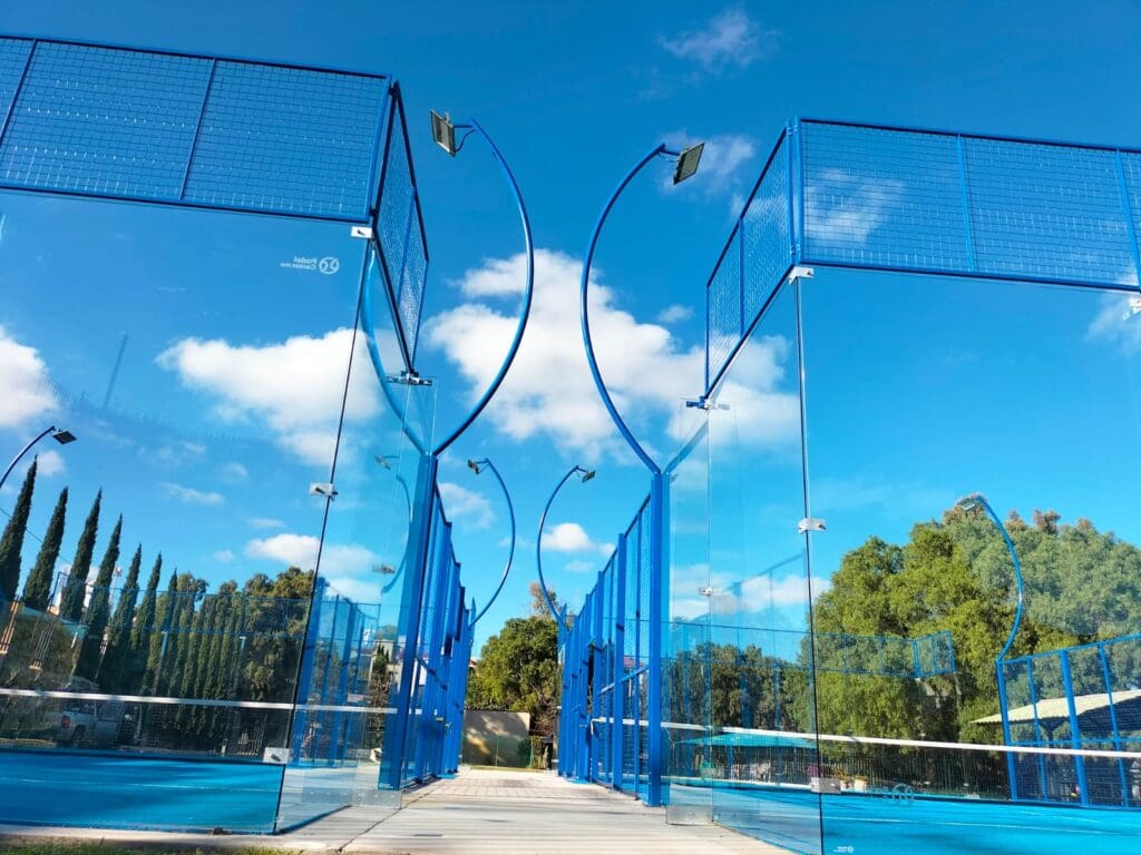 CANCHA-SEMIPANORAMICA-PADEL-SISTEMA-DE-ILUMINACION-LED