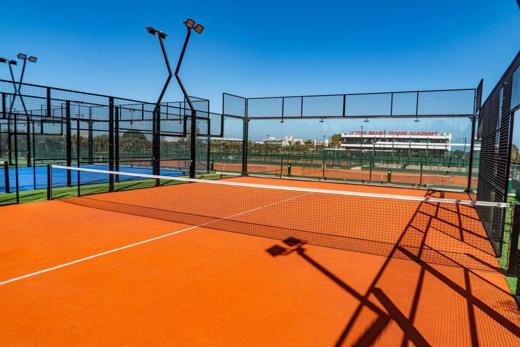 ¡Descubre el emocionante mundo del pádel! 🎾💥 Aprende las reglas básicas, cómo se juega y sumérgete en la adrenalina de este deporte apasionante. ¡Prepárate para disfrutar y sorprenderte con el pádel!