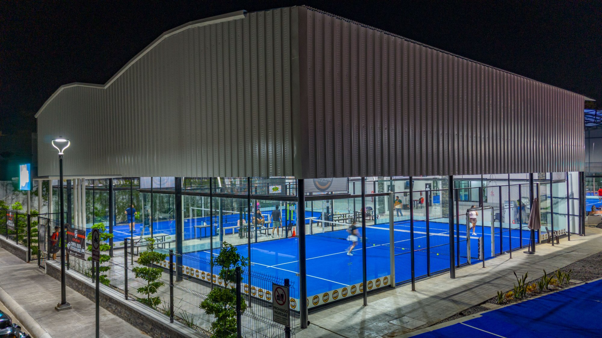 Cuánto cuesta construir una cancha de pádel en México - club con canchas de colores Padel Center