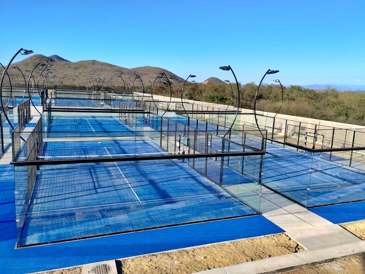 Cancha de pádel precio - club nocturno con iluminación profesional construido por Padel Center