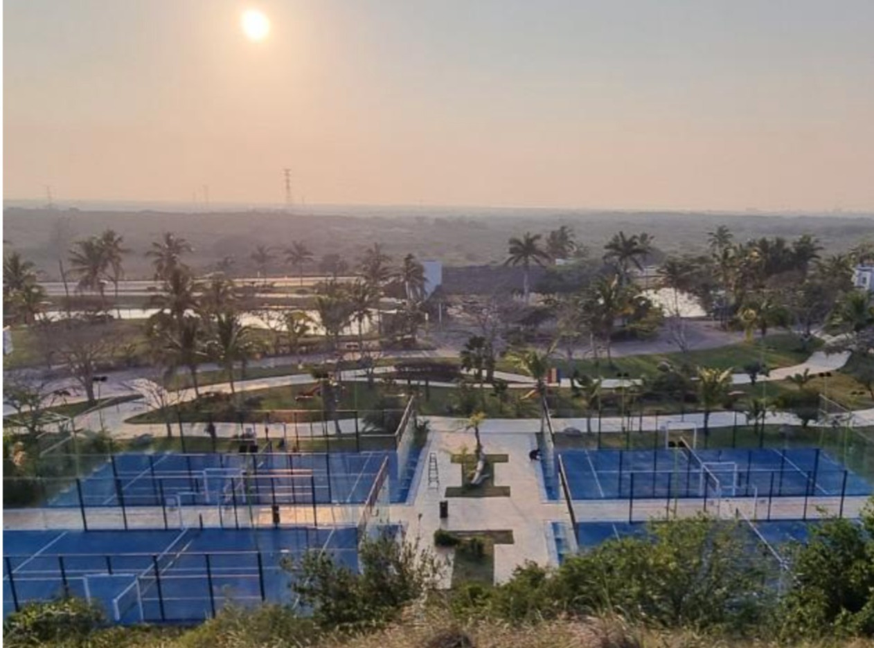 Club de pádel techado con canchas iluminadas - cuánto cuesta construir una cancha de pádel en México